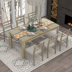 Ensemble table de salle à manger extensible en bois naturel, lavé et marron/blanc, avec 6 chaises, pouvant accueillir jusqu'à 8 personnes.