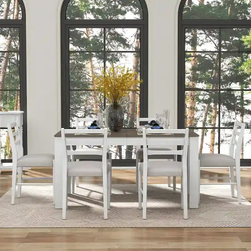 Ensemble table de salle à manger extensible en bois naturel, lavé et marron/blanc, avec 6 chaises, pouvant accueillir jusqu'à 8 personnes.