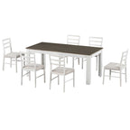 Ensemble table de salle à manger extensible en bois naturel, lavé et marron/blanc, avec 6 chaises, pouvant accueillir jusqu'à 8 personnes.
